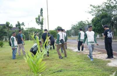 Sekretariat DPRD Batola Gelar Jumat Bersih dan Penghijauan