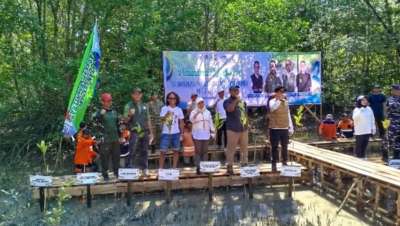 Pemkab Tanbu Tanam Ribuan Mangrove di Muara Pagatan