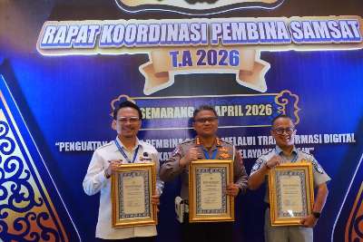 Tim Pembina Samsat Kalsel Raih Penghargaan Atas Inovasi Layanan Mobile STNK 5 Tahunan