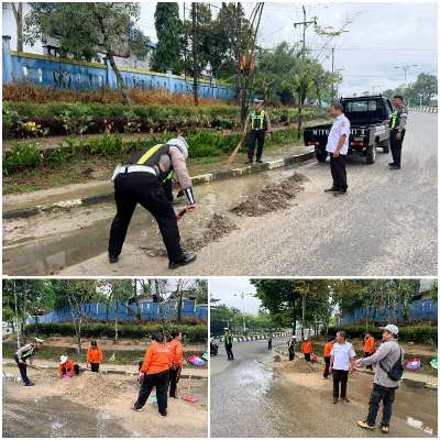 Satlantas Polres Gunung Mas dan DLHKP Gotong Royong Bersihkan Sisa Pasir di Bundaran Kurun