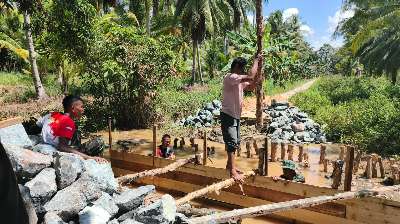 Kodim 1022/TNB Perkuat Pondasi Jembatan Merah Putih dengan Penancapan Cerucuk