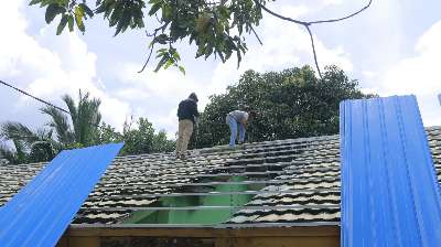 Rehabilitasi Panti Asuhan Bunda Zerina, Kodim 1022/Tanah Bumbu Mulai Pasang Atap