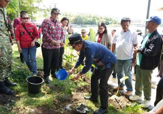 Pemkab Samosir Tebar 1.000 Bibit Ikan dan Tanam Pohon di Danau Toba