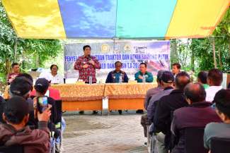 Pemkab Samosir Perkuat Ketahanan Pangan Lewat Bantuan Bawang Putih dan Traktor