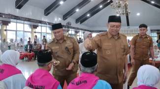 Bupati Vickner Sinaga Hadiri Tepung Tawar 17 Calon Haji