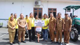 Anggota DPR RI Mangihut Sinaga Salurkan Alsintan untuk Petani Dairi