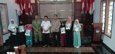 Bupati Balangan Serahkan 50 Al-Qur’an ke Santri TPA  di Suryatama