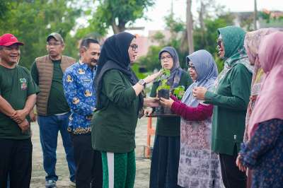 Wali Kota Banjarbaru Bagikan Bibit Cabai, Dorong Kemandirian Pangan Keluarga