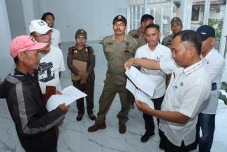 Pemkab Samosir Hentikan Sementara Pembangunan Villa Tanpa Izin di Tuktuk