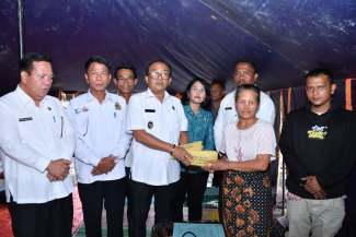 Wabup Ariston Sidauruk Serahkan Bantuan Korban Kebakaran di Simanindo