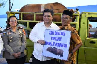 Pemkab Samosir Serahkan Hewan Kurban, Vandiko Gultom Tegaskan Semangat Toleransi
