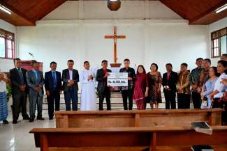 Hibah Rp50 Juta Disalurkan untuk Gereja Santo Petrus Pollung