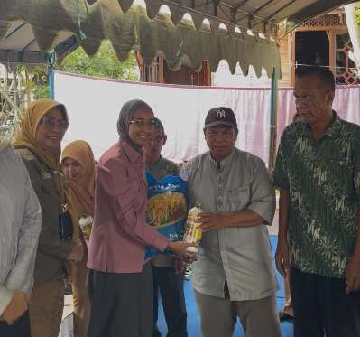 Realisasi Pokir, Raisha Dewi Aprilia Serahkan Bantuan Pertanian di Amuntai Selatan