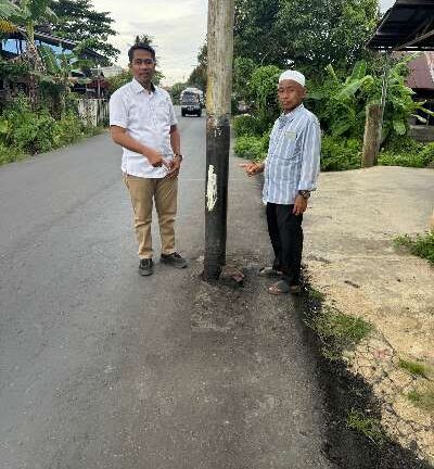 “Memakan” Bahu Jalan, DPRD Kalsel Desak Pemindahan Tiang Utilitas di Martapura Lama