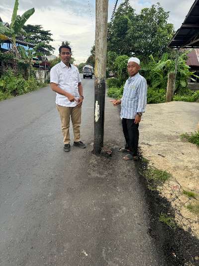 “Memakan” Bahu Jalan, DPRD Kalsel Desak Pemindahan Tiang Utilitas di Martapura Lama