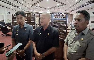 Eksekutif Jawab Pandangan Umum Fraksi DPRD HSS Terkait Ranperda Pajak dan Retribusi