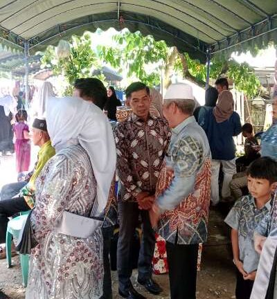 Anggota DPRD Balangan Hanil Tamjid Hadiri Resepsi Pernikahan Warga di Desa Halubau