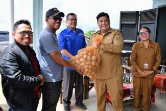 Pemkab Samosir Perkuat Ketahanan Pangan, Petani Terima 5 Ton Bibit Kentang