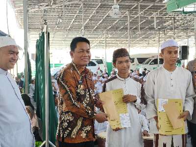 Pemkab Balangan Salurkan Bantuan Pendidikan 195 Santri