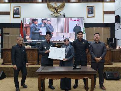 DPRD dan Pemkab Balangan Sahkan Raperda Perubahan APBD