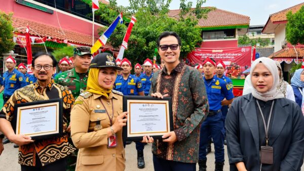 Wali Kota Jakarta Barat Berikan Penghargaan kepada PLN atas Kontribusi Pencegahan Kebakaran