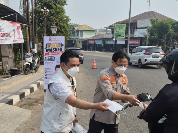 Firman Yusi Bagikan 1.500 Masker Cegah Dampak Karhutla
