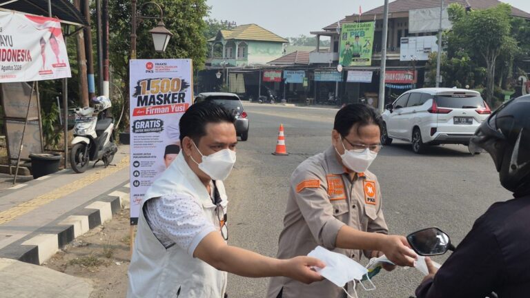 Firman Yusi Bagikan 1.500 Masker Cegah Dampak Karhutla