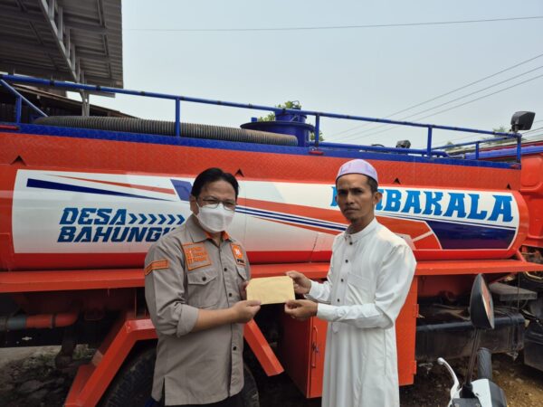 Firman Yusi Serahkan Bantuan Operasional UPBS Karhutla