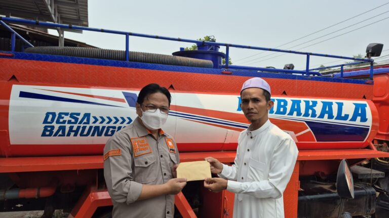 Firman Yusi Serahkan Bantuan Operasional UPBS Karhutla