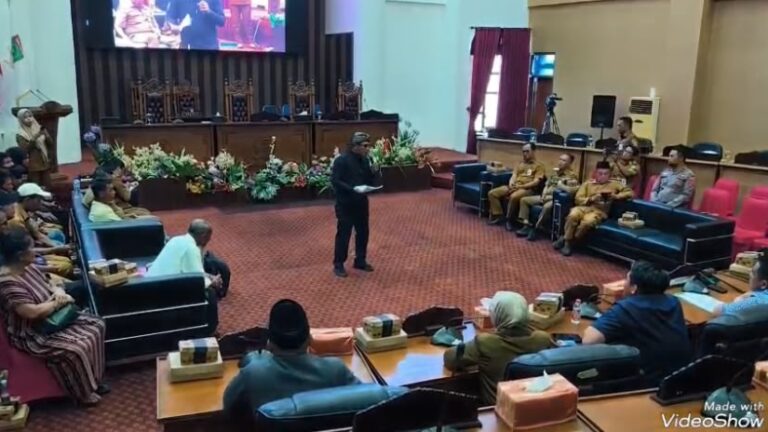 Warga Dadap Kusan Raya Tanbu Tuntut Kades Diberhentikan
