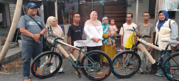 Mariana Abidin Bantu Dua Bersaudara Putus Sekolah